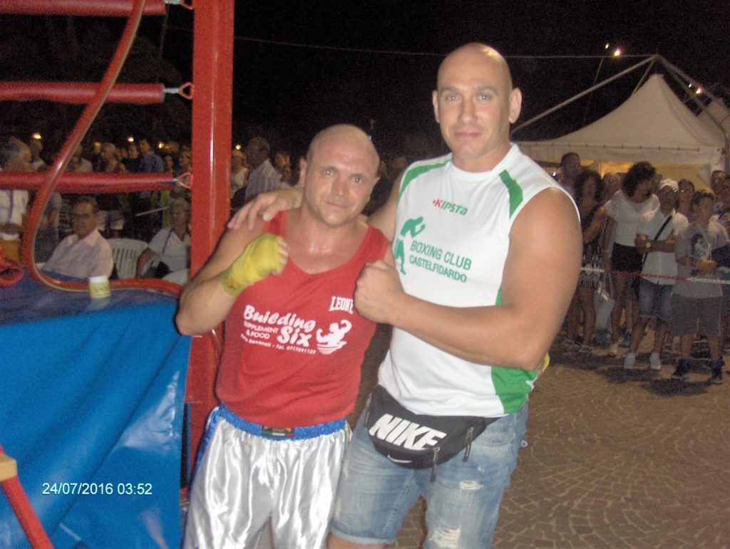 La boxe sotto le stelle piace: tanta gente a Porto Recanati 