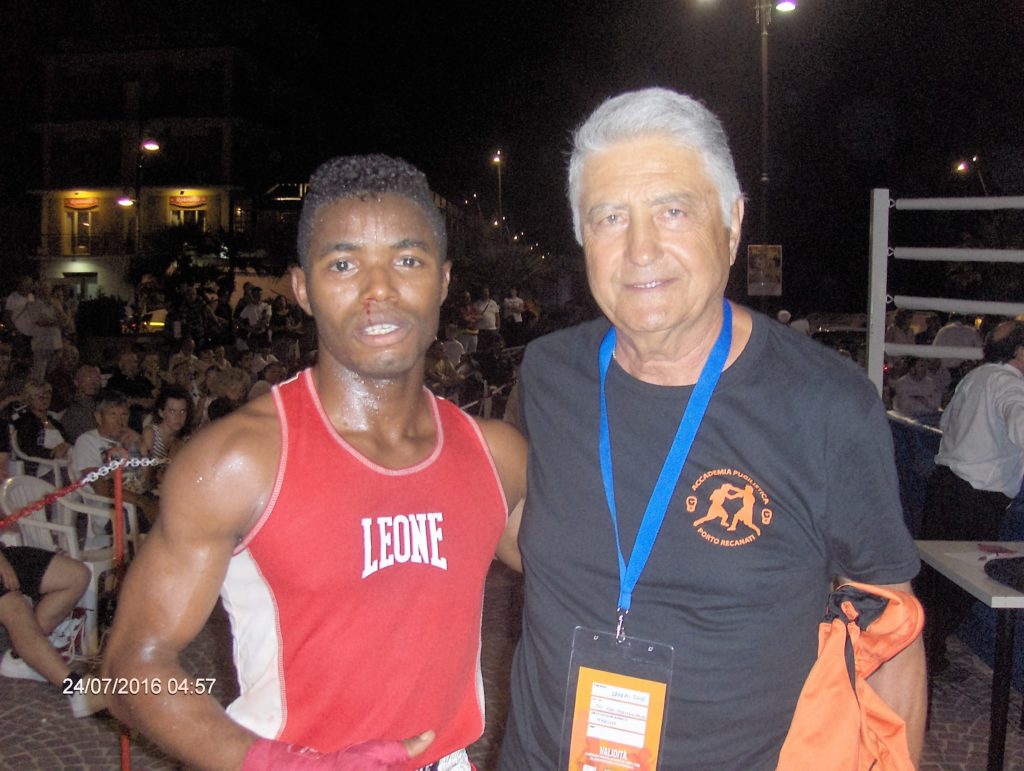 La boxe sotto le stelle piace: tanta gente a Porto Recanati 