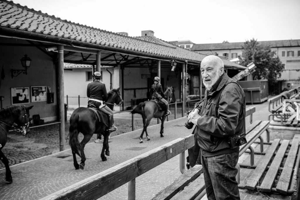 Il Calendario della Polizia 2017 realizzato con le foto di Gianni Berengo Gardin