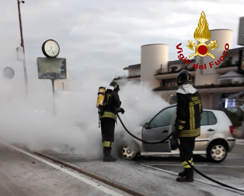 Auto In Fiamme, Pronto Intervento Dei Vigili Del Fuoco ...