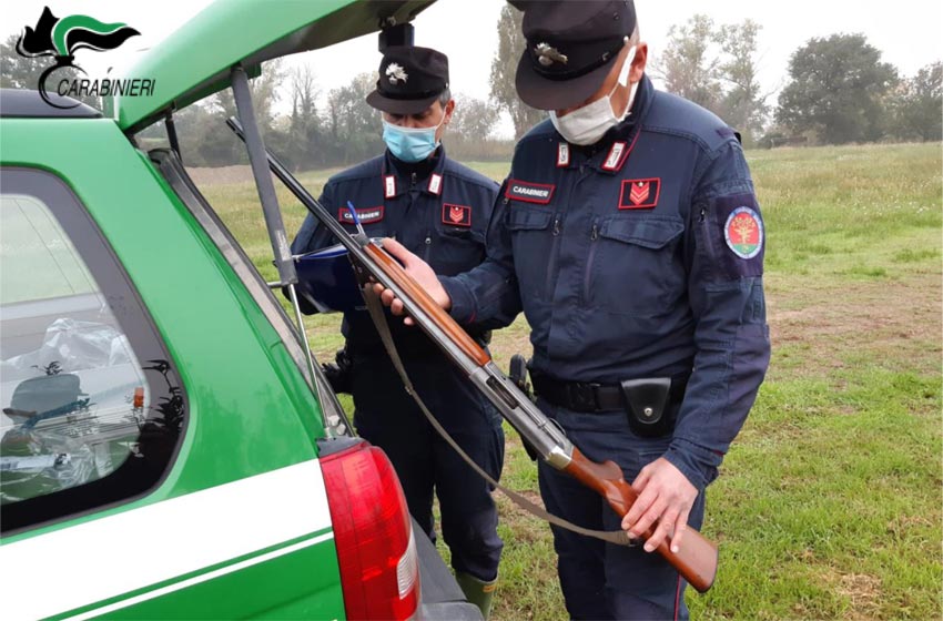 Uccellatore denunciato dai Carabinieri forestali a Condove