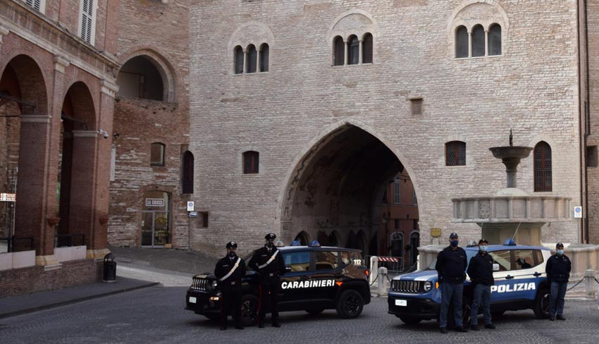 carabinieri-polizia-FABRIANO-centro-auto-militari-agenti