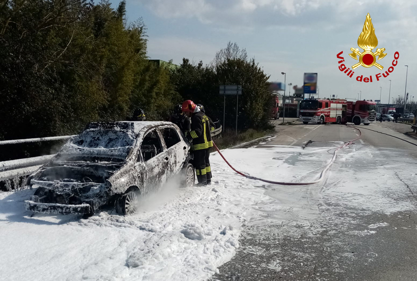 ANCONA auto fiamme2022-03-05