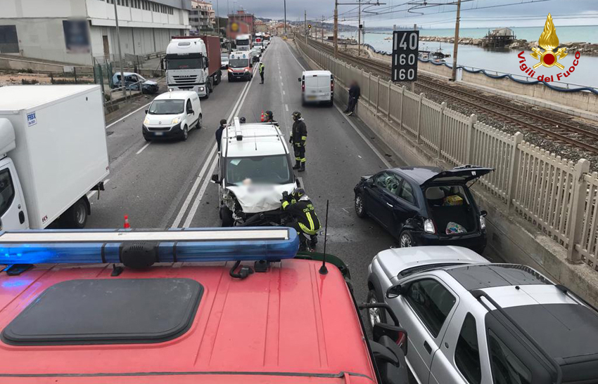 ANCONA incidente feriti statale2022-03-31 (2)