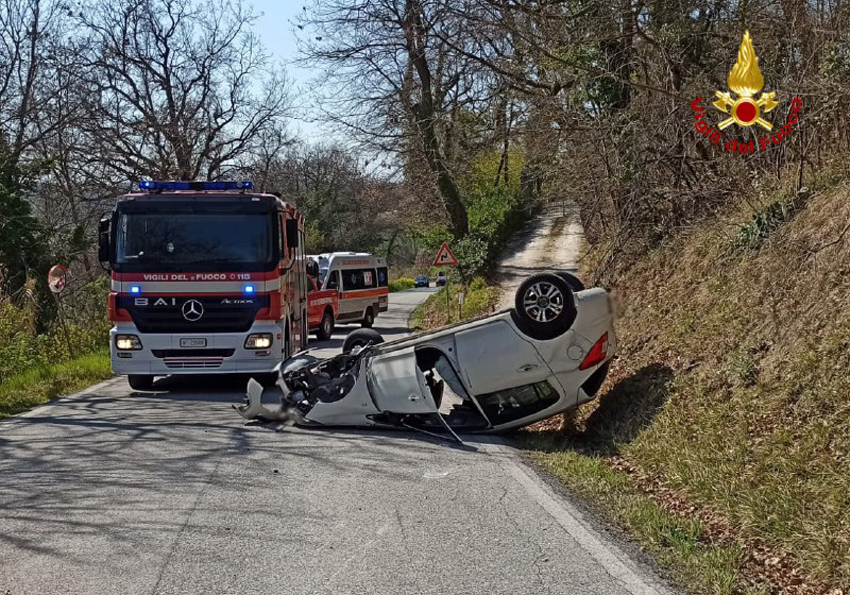 MACERATA auto ribaltata2022-03-25