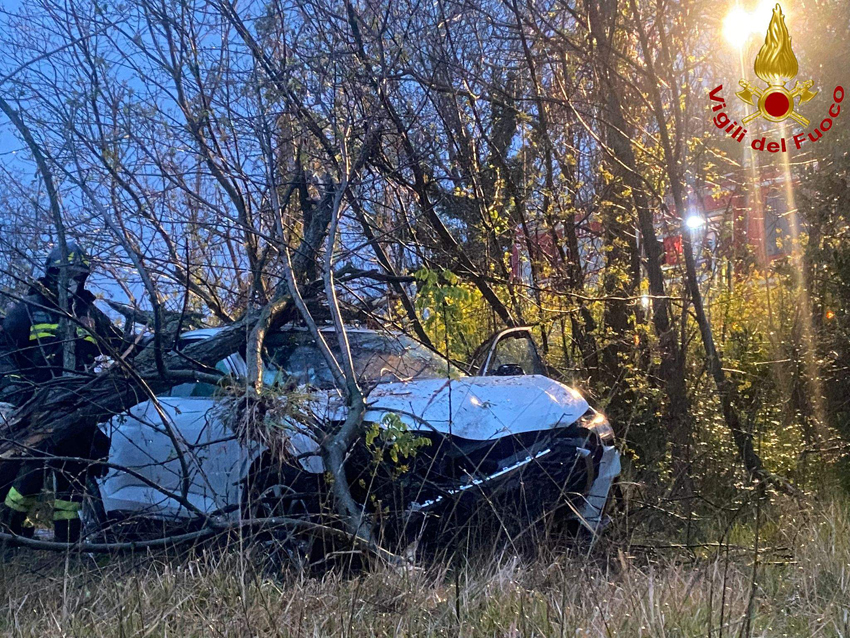 Finisce Con Lauto Fuori Strada Soccorso E Portato In Ospedale