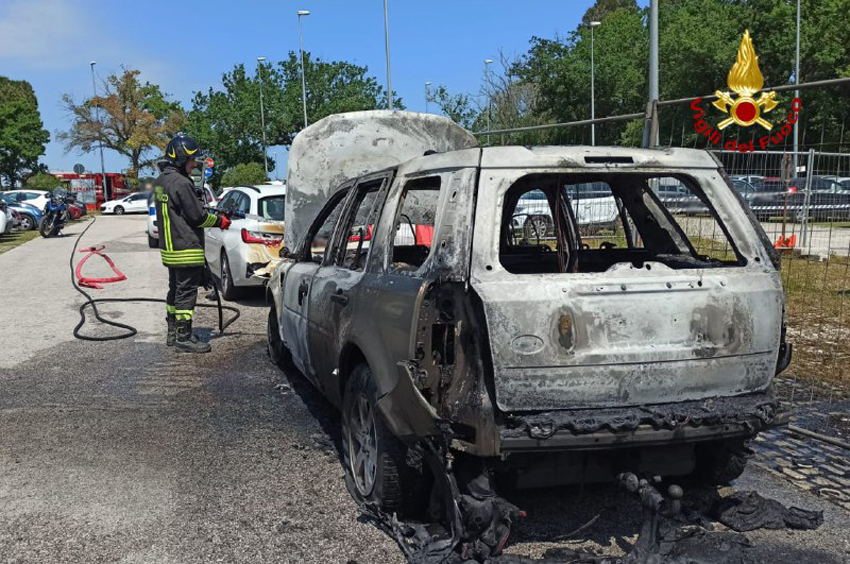 ANCONA auto FIAMME parcheggio ospedale2022-05-17