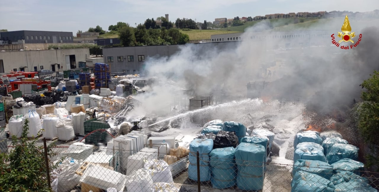 MONTEFANO incendio materiale plastico2022-05-24 (1)