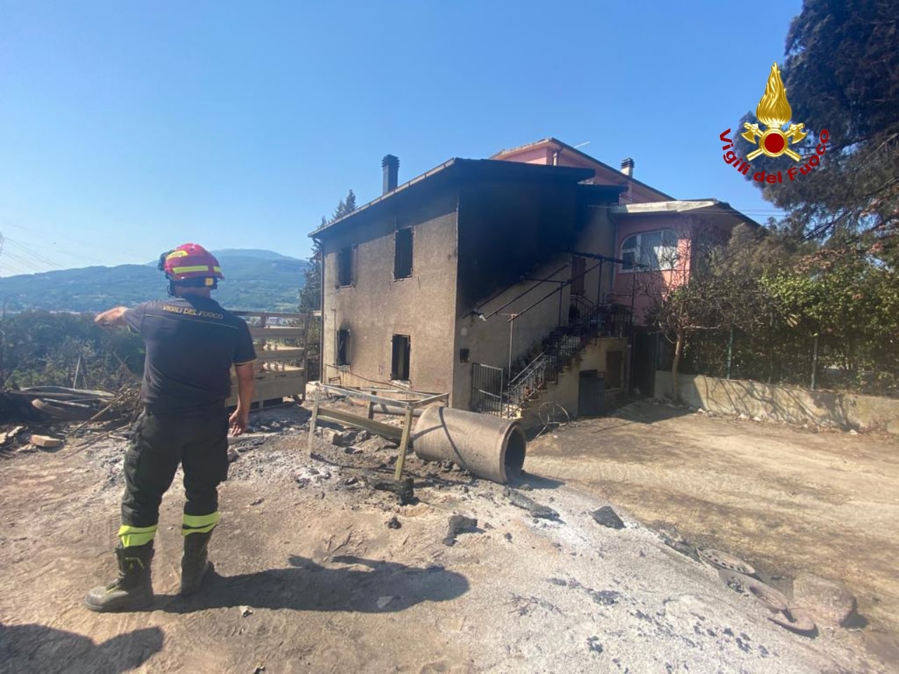 ASCOLI PICENO casa coinvolta incendio bosco2022-07-24