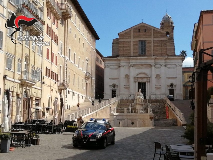 carabinieri auto ANCONA piazza del papa