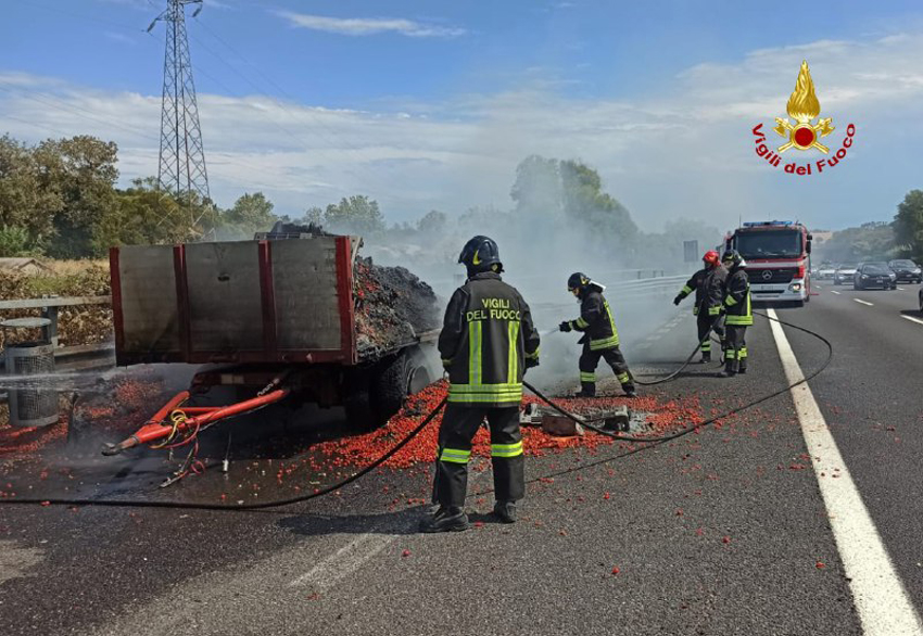 LORETO incendio rimorchio tir autostrada2022-08-12 (1)