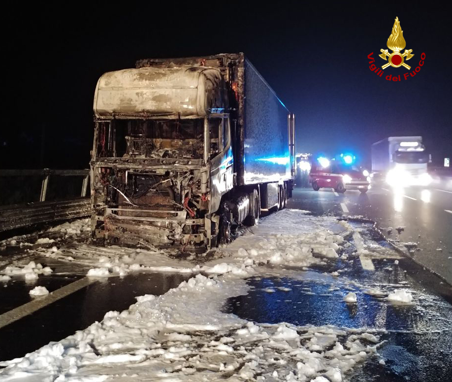 PESARO incendio camion autostrada2022-10-17