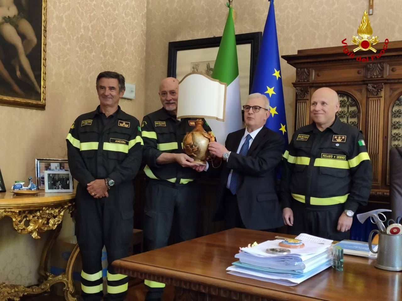 PESARO lampada vigili del fuoco consegnata a prefetto2022-10-25 (1)