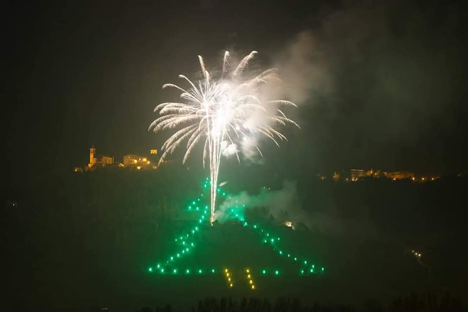 CASTELBELLINO albero natale illuminato (1)