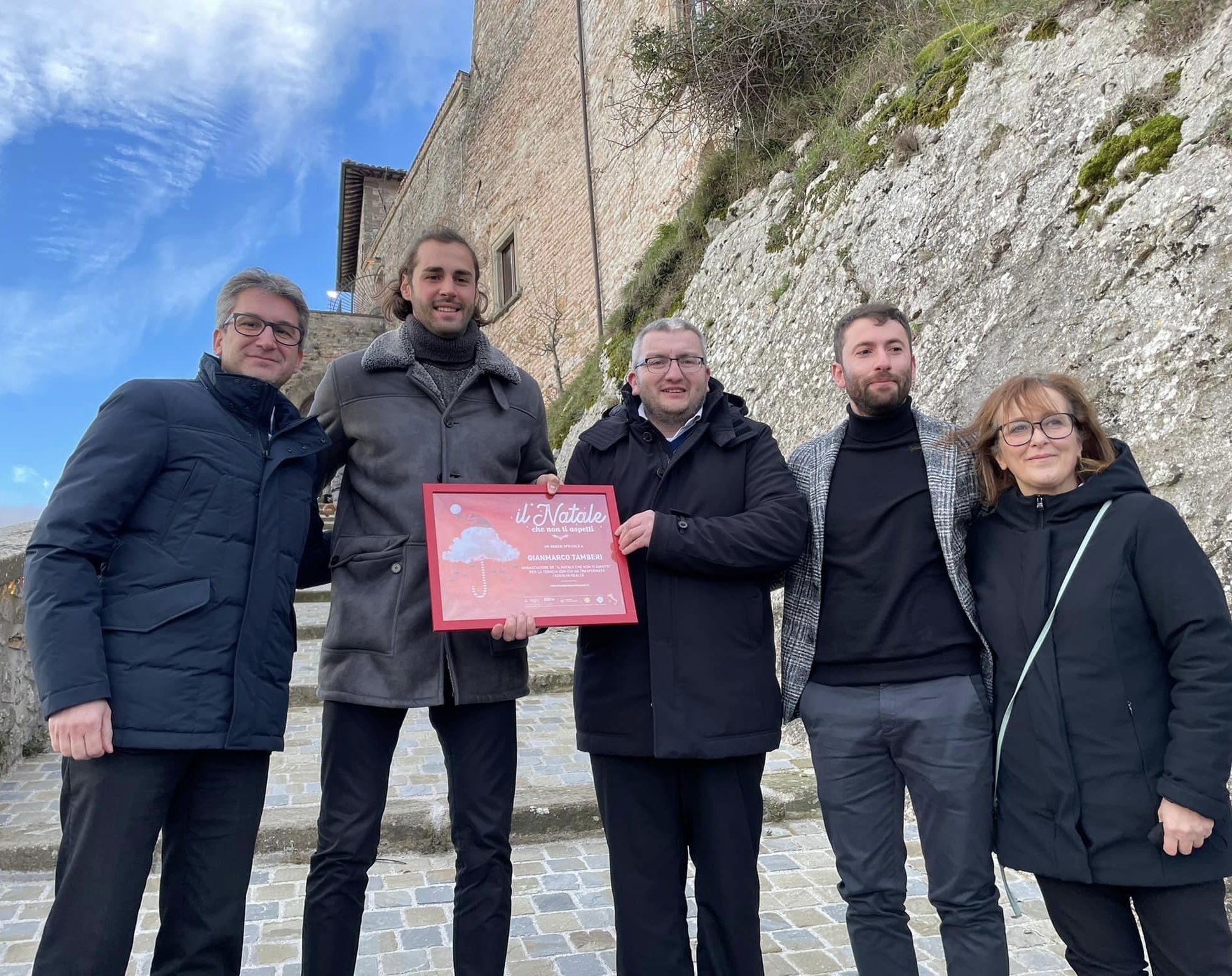 Gianmarco Tamberi con l’assessore Francesco Baldelli e il presidente Unpli Pesaro e Urbino Damiano Bartocetti il sindac o di Frontone Daniele Tagnani e la presidente (002)