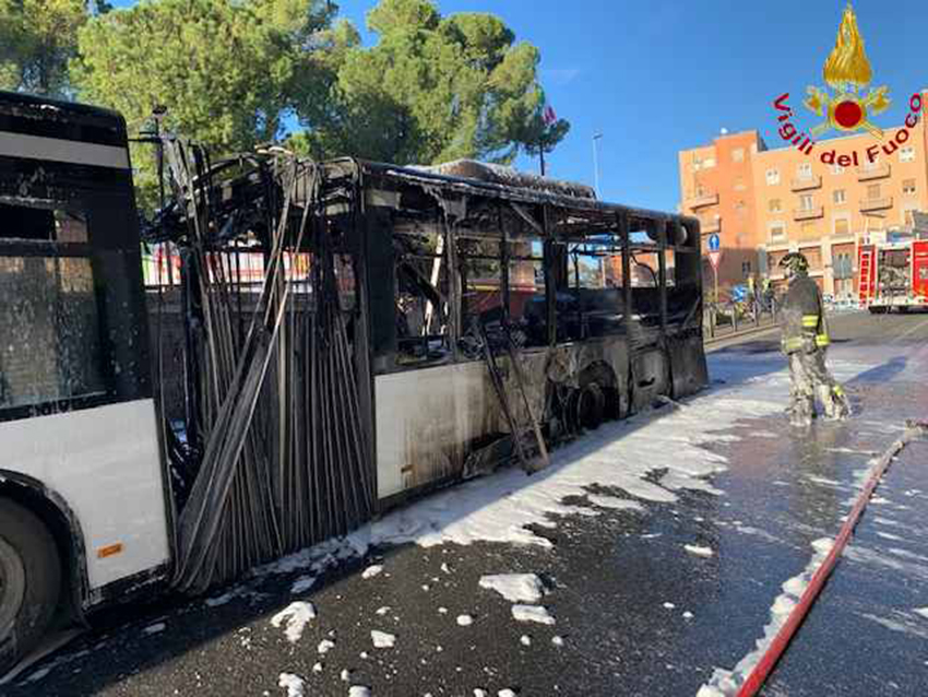 MACERATA incendio autobus2022-11-21