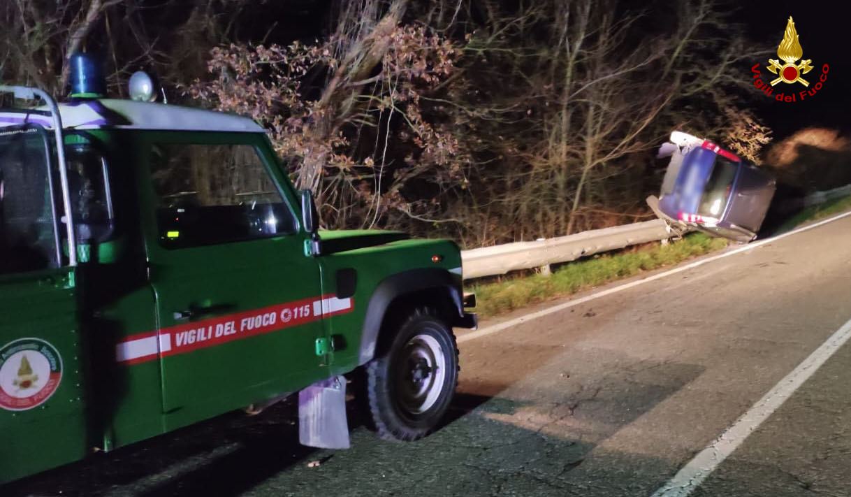 Violento Scontro Tra Due Auto Una Si Rovescia Il Conducente Trasportato In Ospedale