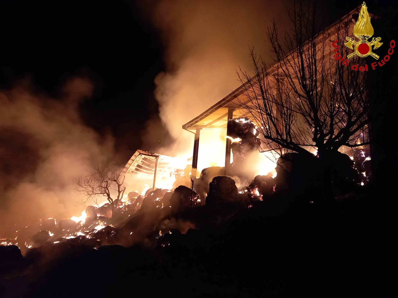 SAN SEVERINO incendio capanni agricoli2022-12-27