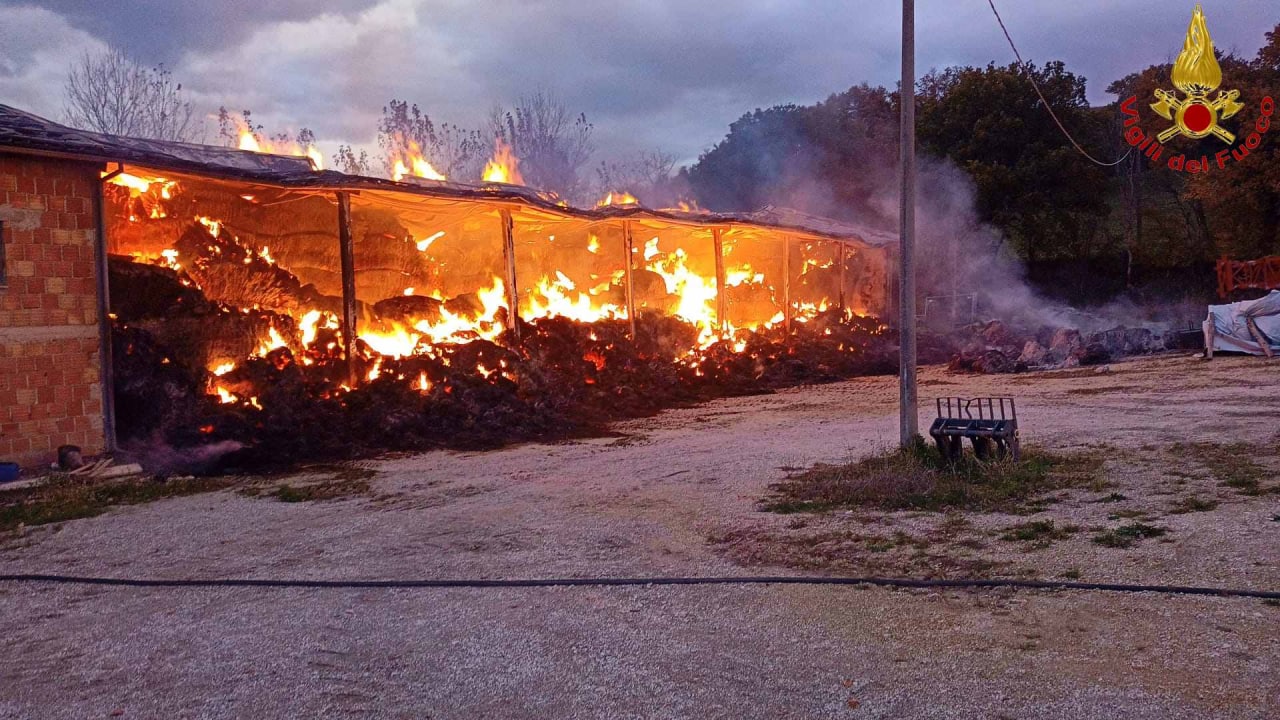 SAN SEVERINO incendio fienile2022-12-05