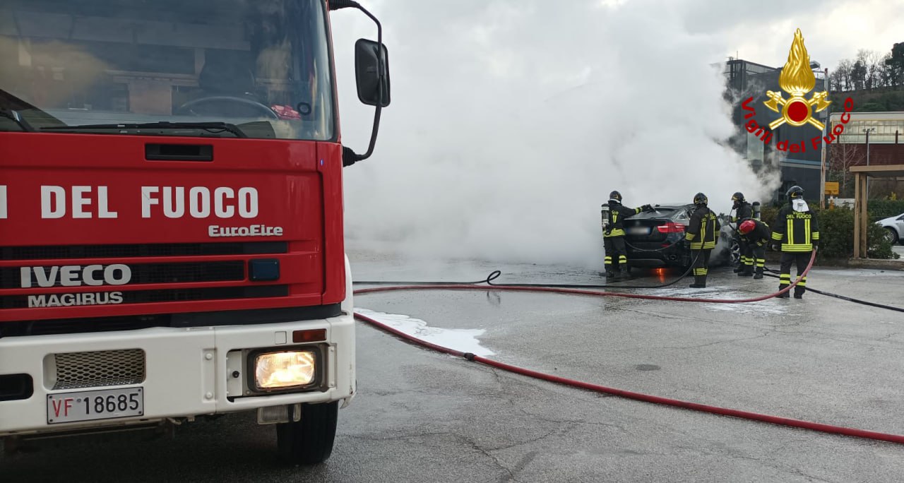 CAMERANO incendio auto2023-01-22