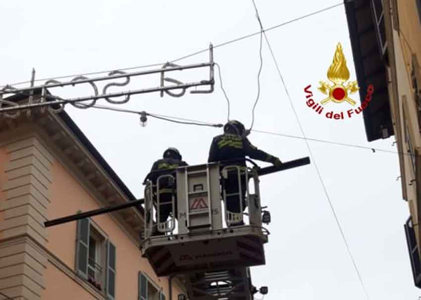 Una Grondaia Pericolante Rimossa Questa Mattina Nel Centro Di Pesaro ...