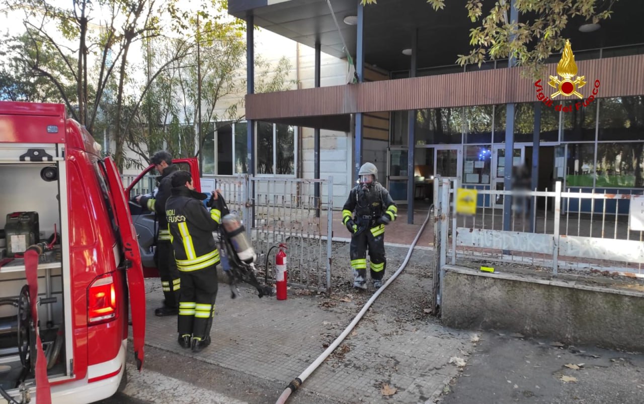 PESARO incendio ex edificio scolastico2023-02-04