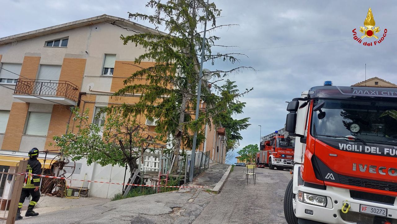 MACERATA crollo parte tetto edificio2023-04-29