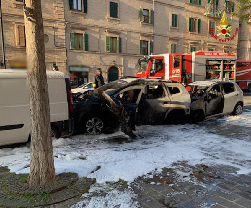 MACERATA incidente auto fiamme2023-04-28