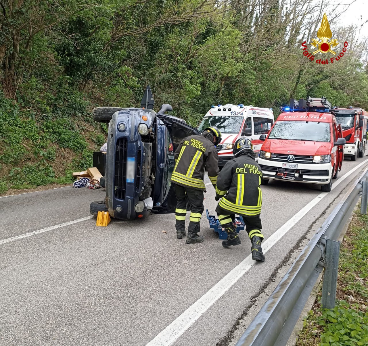 VALLEFOGLIA auto rovesciata strada2023-04-04