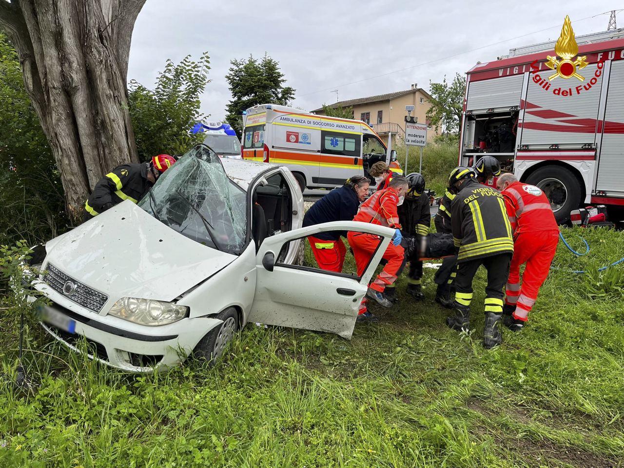 CASTELFIDARDO auto contro pianta2023-05-20