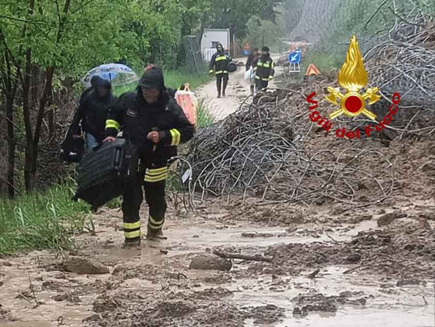 GUALDO-vigili-del-fuoco-portano-in-salvo-delle-persone2023-05-17x