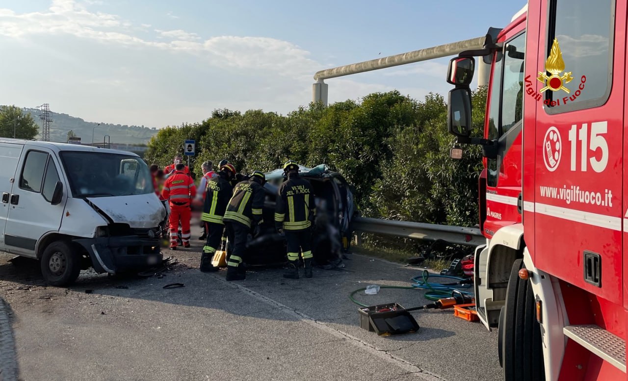 MONTELUPONE incidente auto furgone2023-05-21