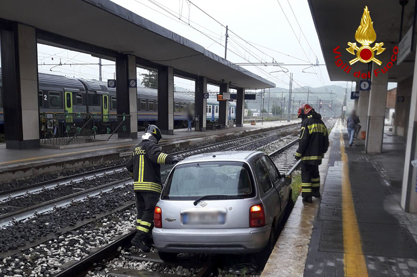 FABRIANO auto sui binari della stazione2023-06-13 (3)