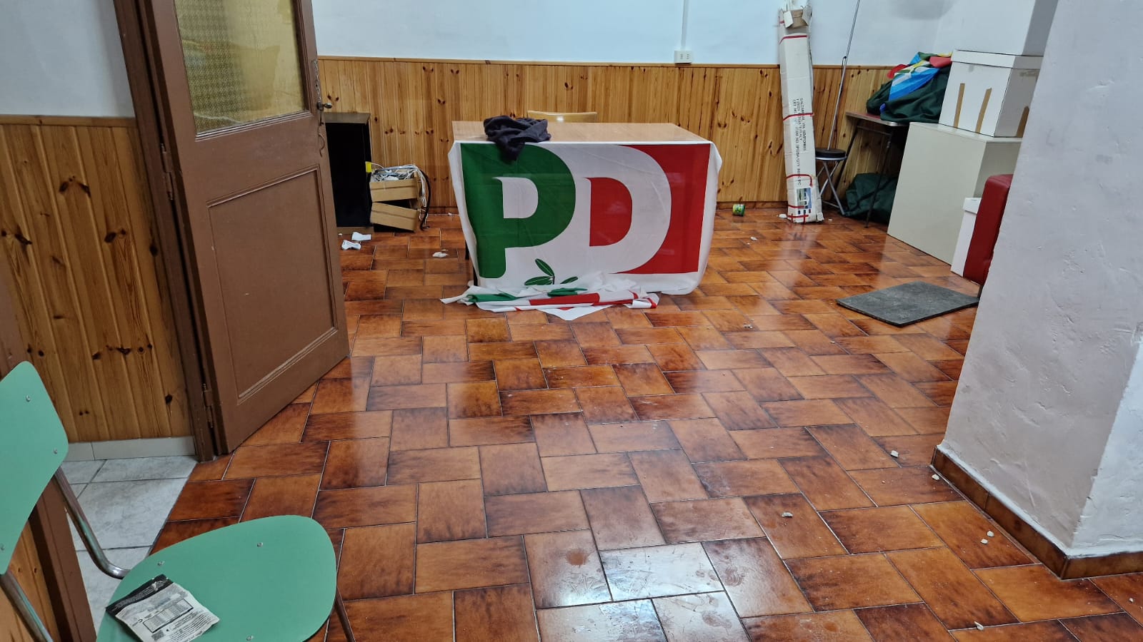 FILOTTRANO vandali sede giovani partito democratico2023-07-01 (17)