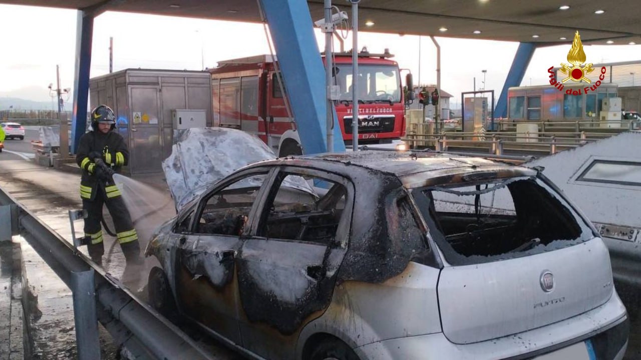 SAN BENEDETTO auto in fiamme casello autostrada2024-01-12 (1)