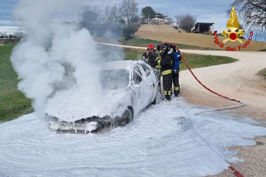 MOGLIANO auto in fiamme2024-02-22 (2)