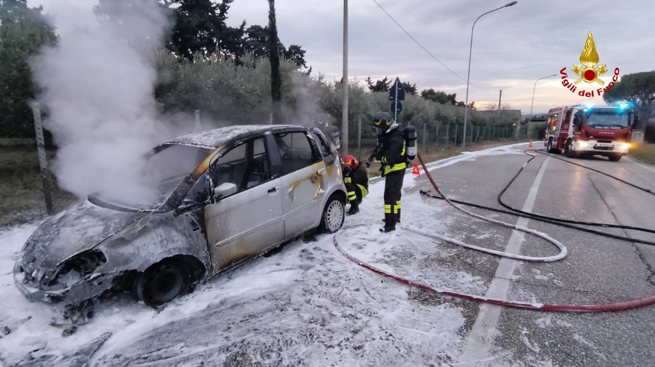 PORTO SAN GIORGIO auto in fiamme2024-02-27 (2)