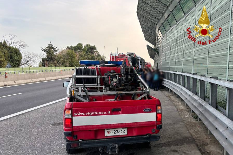 GROTTAMMARE autobus in fiamme autostrada2024-03-05 (2)