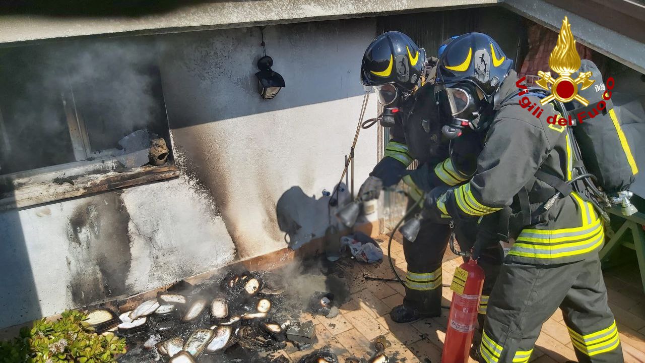 PORTO RECANATI fiamme terrazzo appartamento2024-03-19