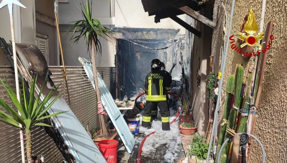 CIVITANOVA MARCHE incendio cortile abitazione2024-04-17